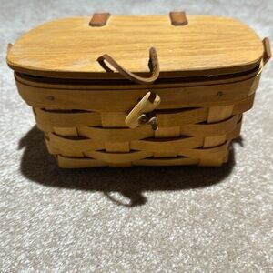 2002 Longaberger Basket with handle